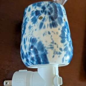 NIB Scentsy Blue and White Tie-Dye Wall Plug-In